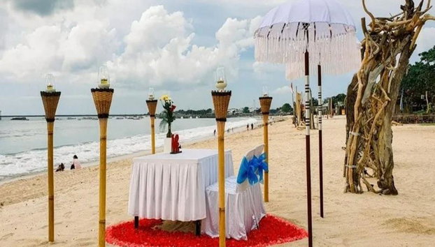 Cena a la luz de las velas en la playa de Jimbaran con comida vegetariana india - Foto 3
